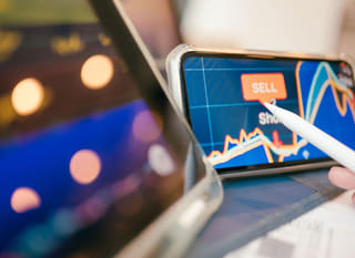 Mehrere Märkte werden von einem Händler analysiert, darunter Bitcoin, Ethereum und Forex-Optionen